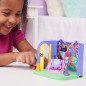 Gabby's Dollhouse , Stanza dei giochi Carlita Purr-ific con la macchinina giocattolo Carlita, accessori, mobili e scatola con