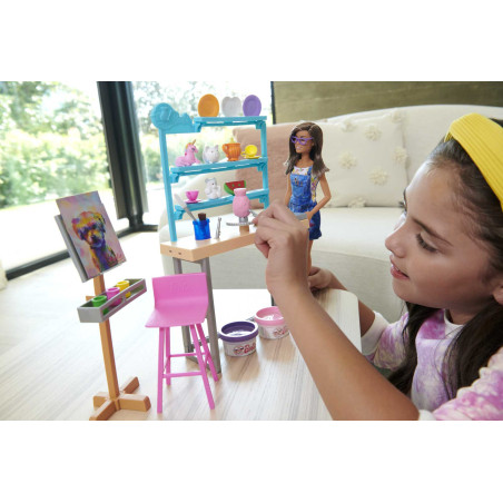 Barbie Relax and Create Atelier - Playset con Bambola e Plastilina per Vasi e Pittura - 25+ Accessori - Alta 29 cm - Regalo per