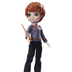 Wizarding World | Bambola articolata Ron Weasley 20cm | Bacchetta e divisa di Hogwarts inclusa | Collezione Harry Potter | Per